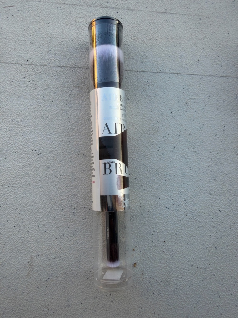 it cosmetics Airbrush All-Over Makeup Brush - Black & White